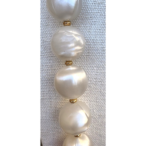 Vintage Joan Rivers Acrylic Lucite Strand Necklace White Red Chunky Gold Tone - Picture 8 of 10